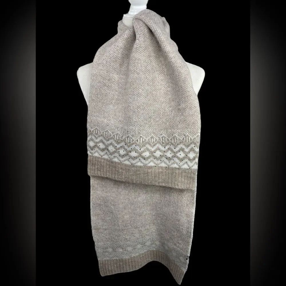 Scarf Rectangular Tight Knit with Embellishments detail OS - Picture 4 of 8